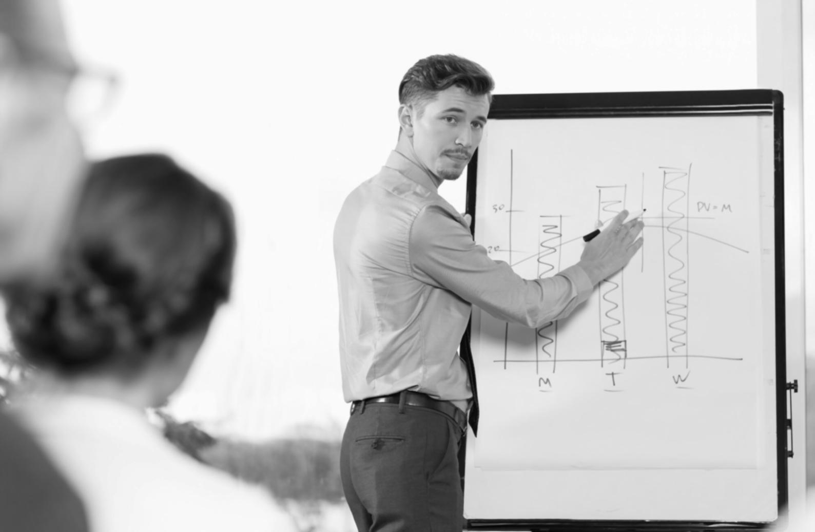 Profesionales en sesión de formación financiera colaborativa