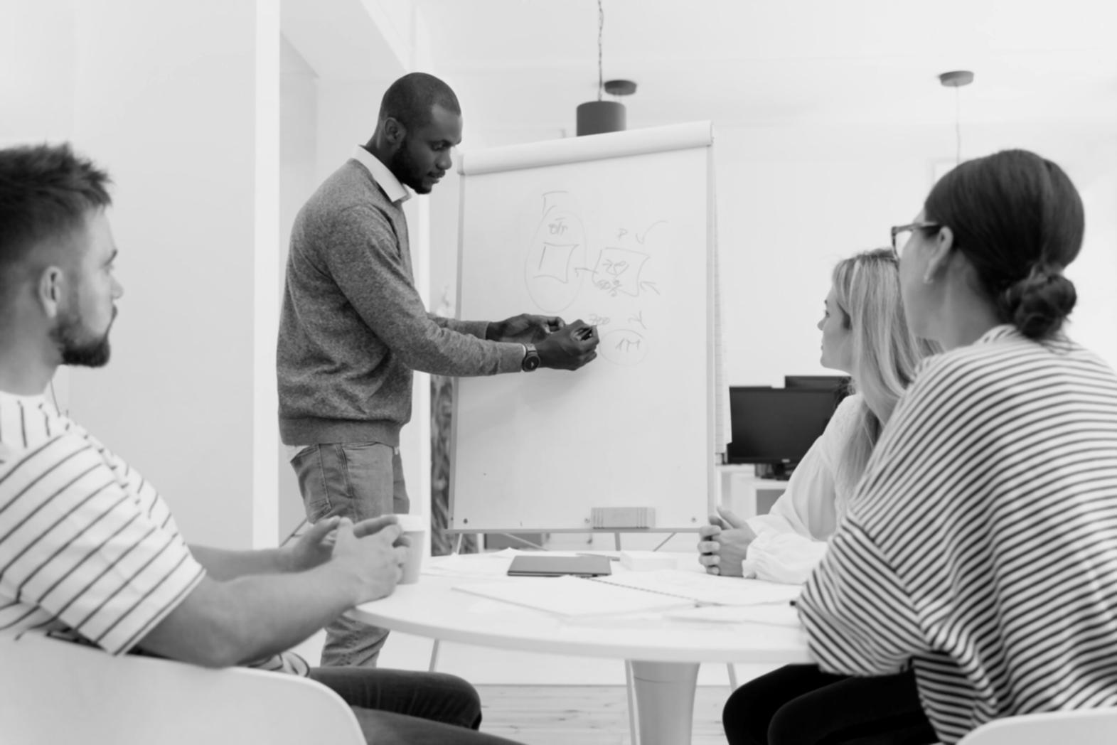Profesionales financieros en sesión de formación práctica