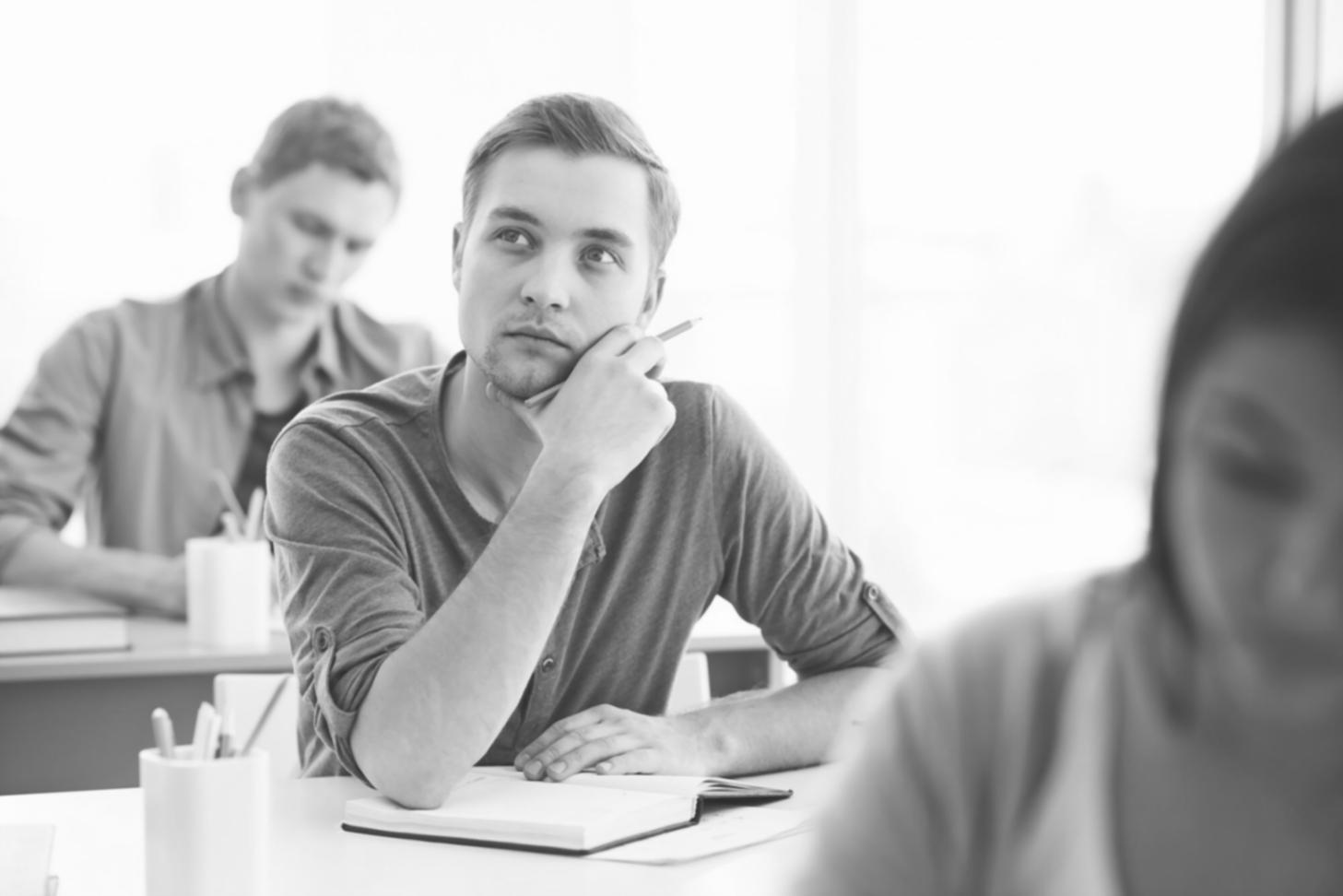 Estudiantes trabajando en proyectos financieros colaborativos